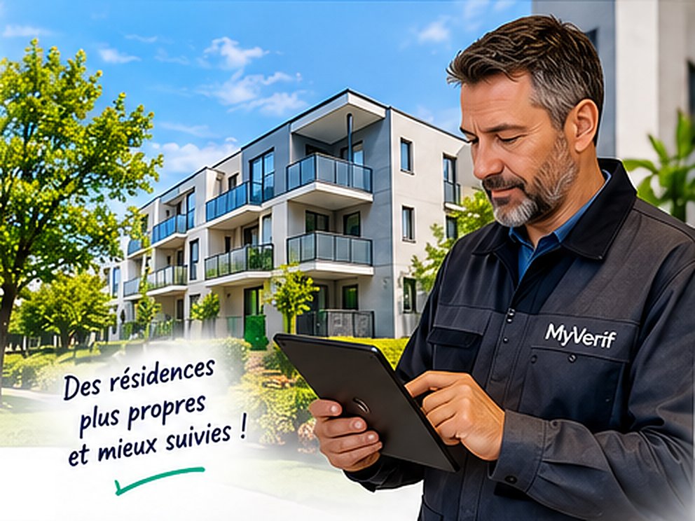 Un contrôleur en veste MyVerif utilise une tablette devant une résidence. Texte : des résidences plus propres et mieux suivies !