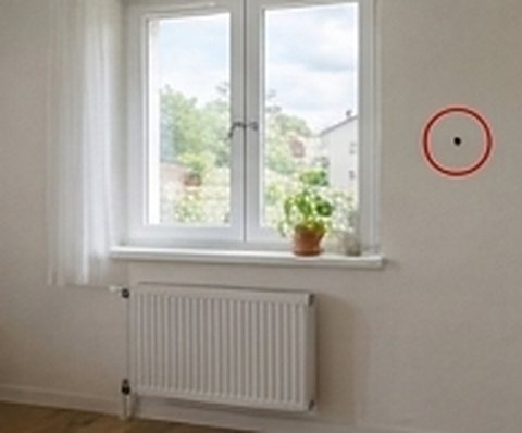Photo de sortie : même mur, trou de cheville entouré en rouge